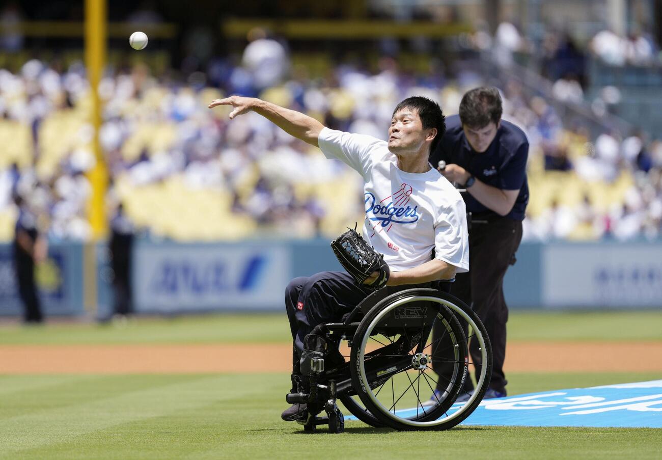 ドジャース－オリオールズ戦で始球式を務める国枝慎吾さん（共同）