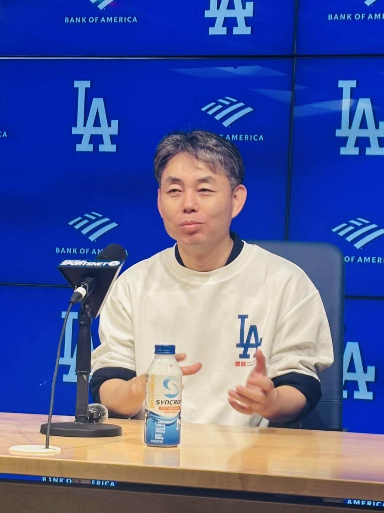 クリアバッグとTシャツを配布するイベント前に、取材に応じた柳井康治氏