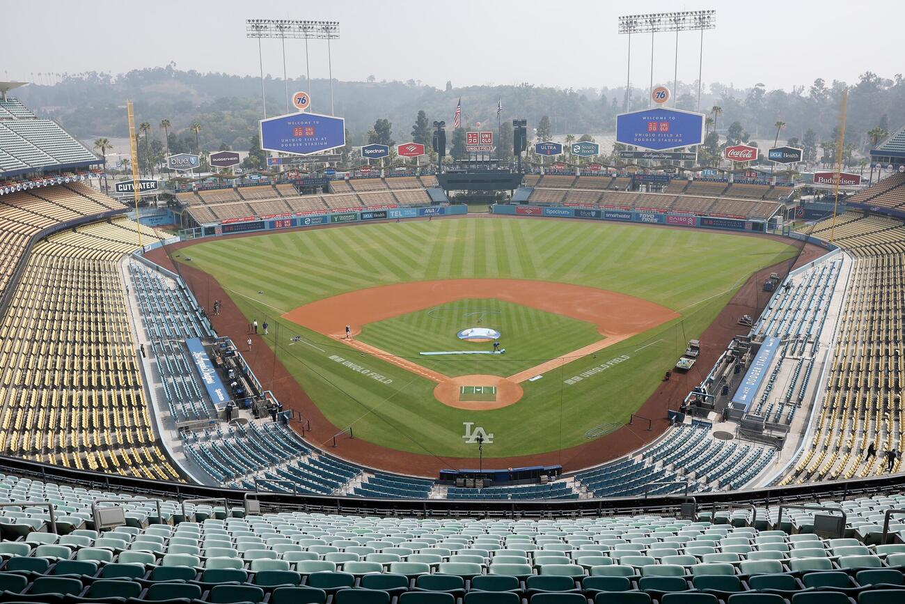 ロサンゼルスの倉庫火災による煙のため、ドジャースタジアムはもやに覆われた（AP）