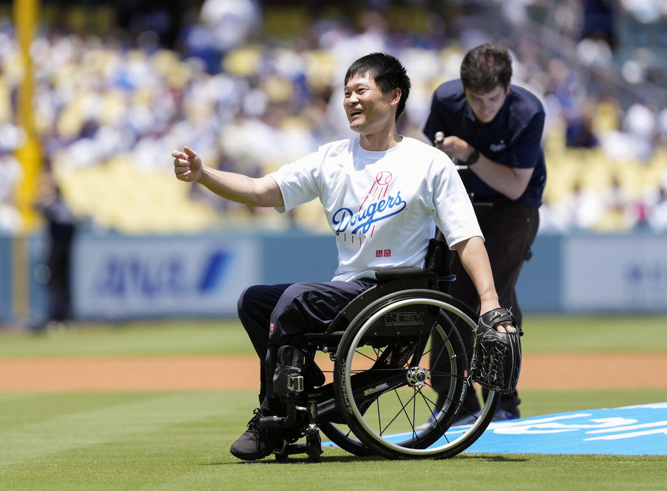 ドジャース－オリオールズ戦で始球式を務め、笑顔の国枝慎吾さん（共同）