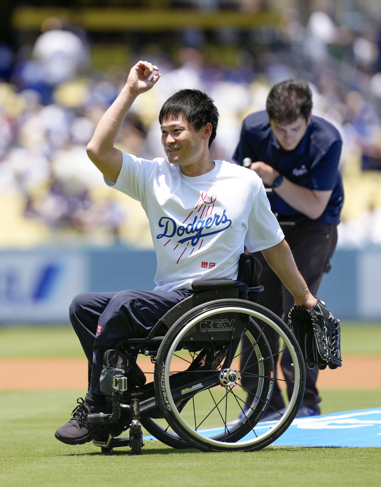 ドジャース－オリオールズ戦で始球式を務めた国枝慎吾さん（共同）