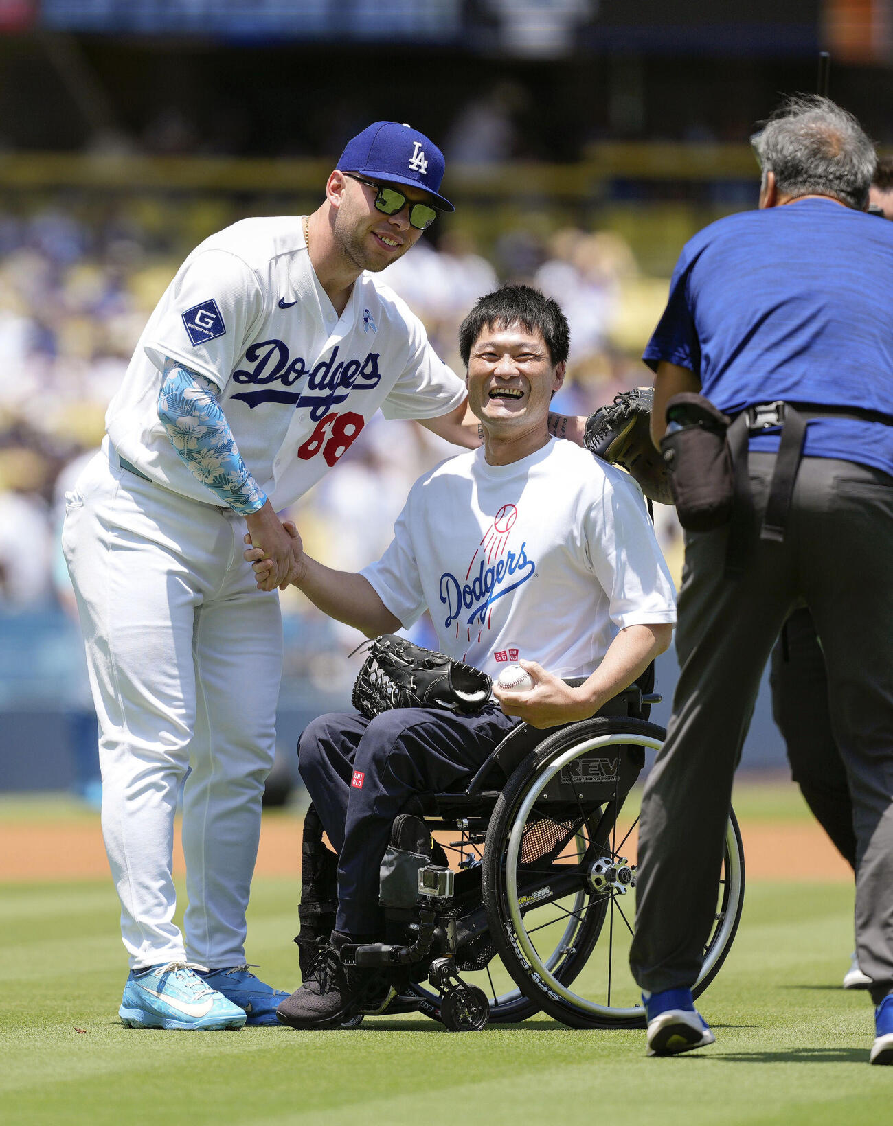 ドジャース対オリオールズ戦で始球式を務め、写真に納まる国枝慎吾さん（共同）