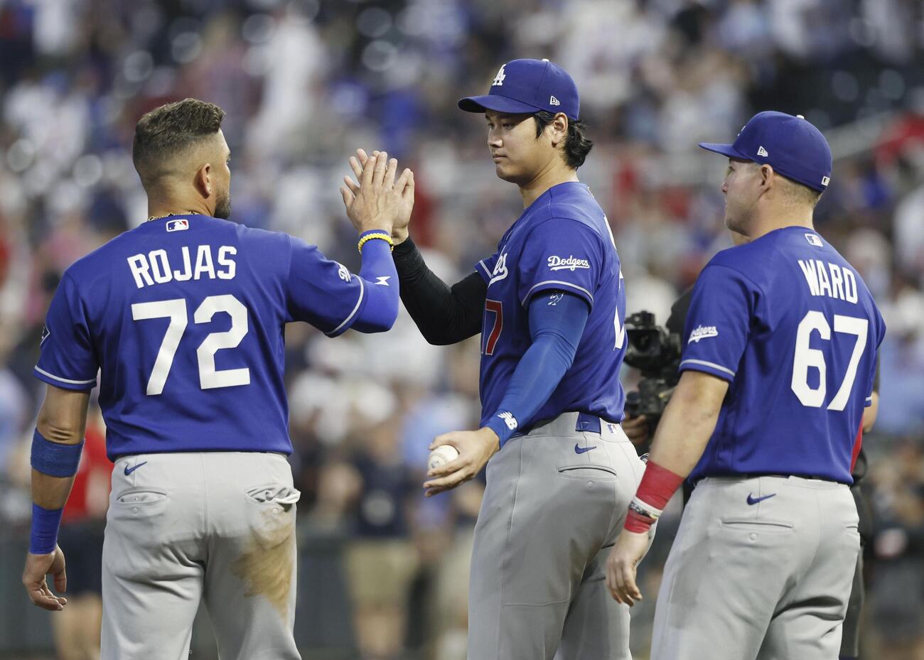 ツインズに勝利し、ロハス（左）とタッチを交わすドジャース大谷（中央）（共同）