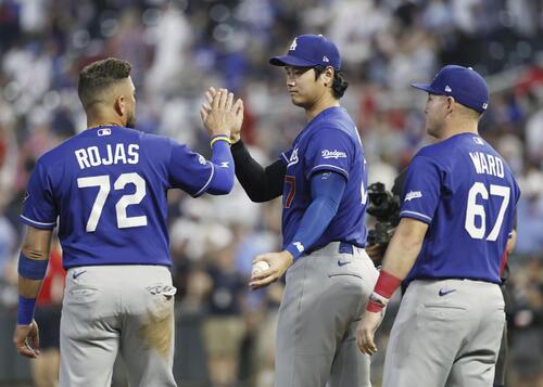 ツインズに勝利し、ロハス(左)とタッチを交わすドジャース大谷(中央)(共同)
