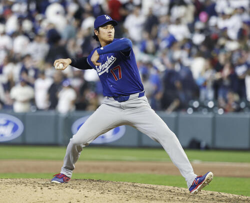 試合後、マウンドで投球動作を確認するドジャース大谷(共同)
