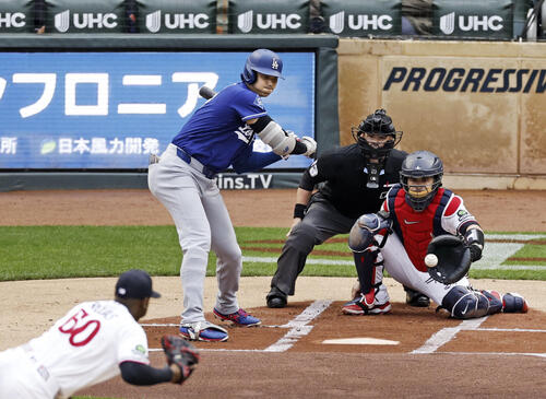 ツインズ戦の1回、四球を選ぶドジャース大谷（共同）