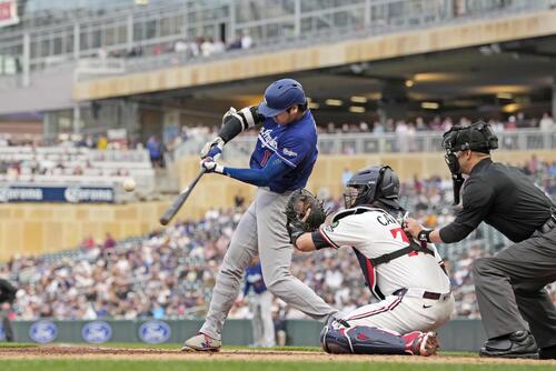 ツインズ戦の4回、左犠飛を放つドジャース大谷（共同）