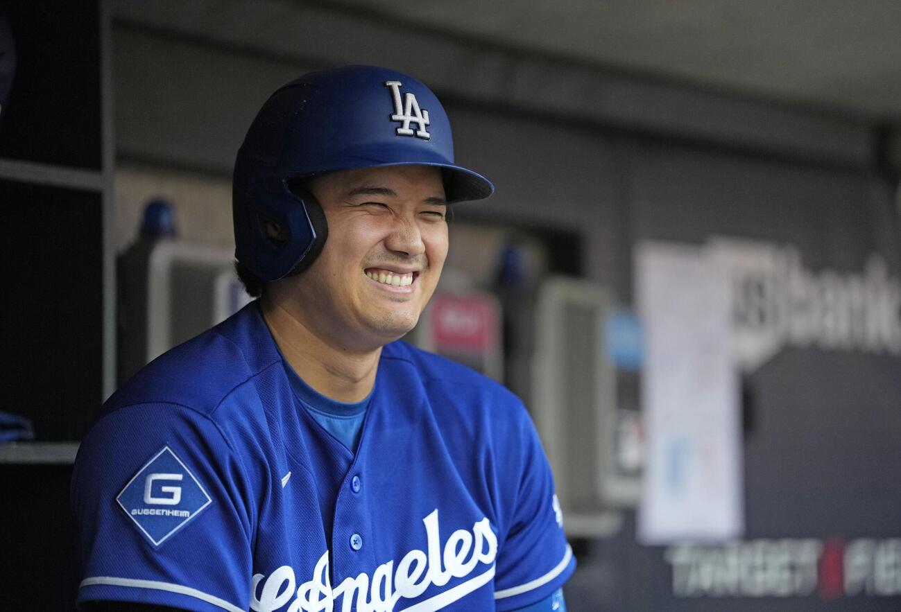 試合前、ベンチで笑顔のドジャース大谷（共同）