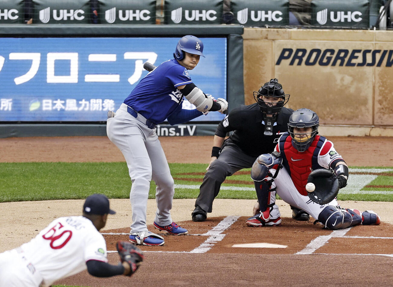ツインズ戦の1回、四球を選ぶドジャース大谷（共同）