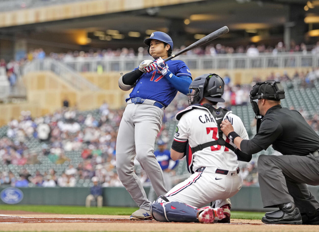 ツインズ戦の1回、投球にのけ反るドジャース大谷（共同）