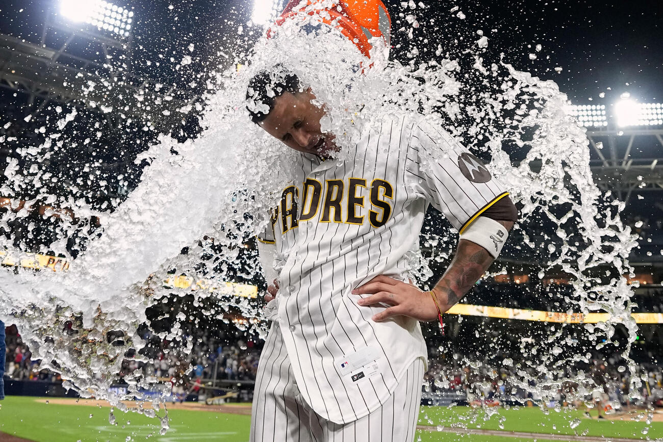 水をかけて祝福されるパドレス・マチャド（AP）