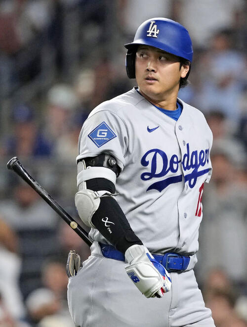 ヤンキースとのダブルヘッダー第2試合の8回、空振り三振に倒れたドジャース・大谷=ニューヨーク(共同)