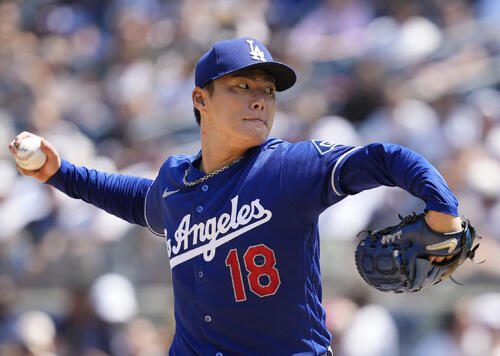 ヤンキースとのダブルヘッダー第1試合に先発し、2失点完投で10勝目を挙げたドジャース・山本=ニューヨーク(共同)