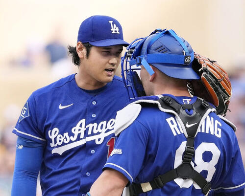 ツインズ戦の2回、マウンドで捕手ラッシングと話すドジャース・大谷=ミネアポリス(共同)