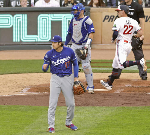 ツインズ戦の4回、クライドラーを遊ゴロに仕留め、ガッツポーズするドジャース・大谷=ミネアポリス(共同)