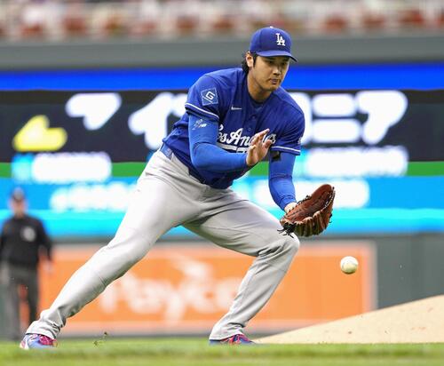 ツインズ戦の1回、ラーナックの投ゴロを処理するドジャース・大谷＝ミネアポリス（共同）