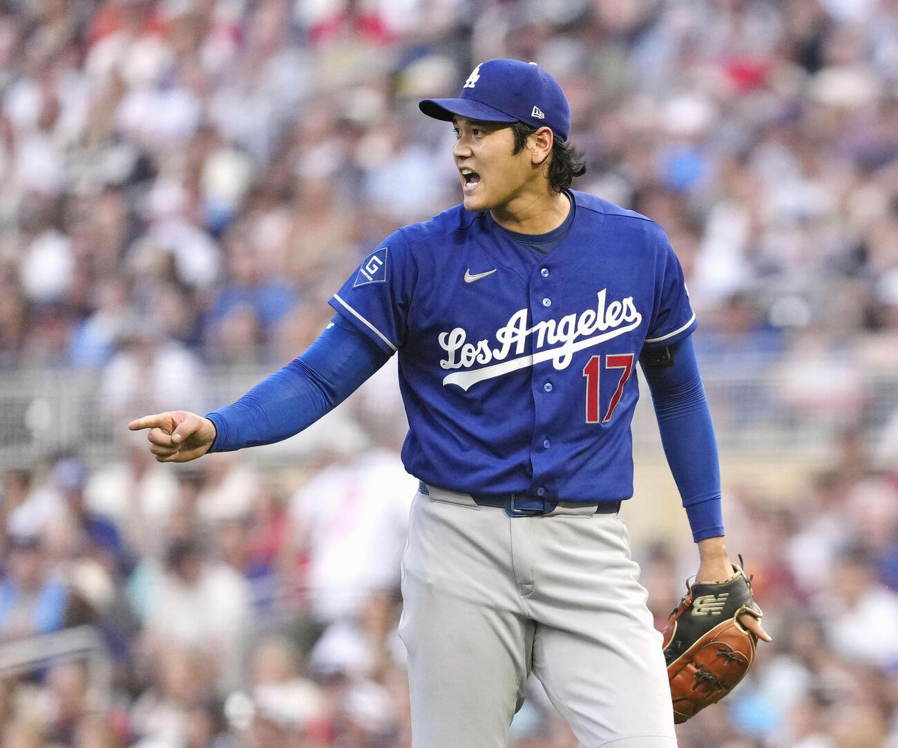 ツインズ戦の6回、味方の好プレーに声を上げるドジャース・大谷＝ミネアポリス（共同）
