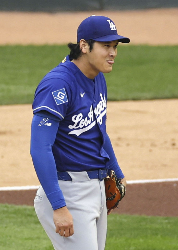 ツインズ戦の1回、バクストンを左飛に打ち取り、笑顔を見せるドジャース・大谷＝ミネアポリス（共同）