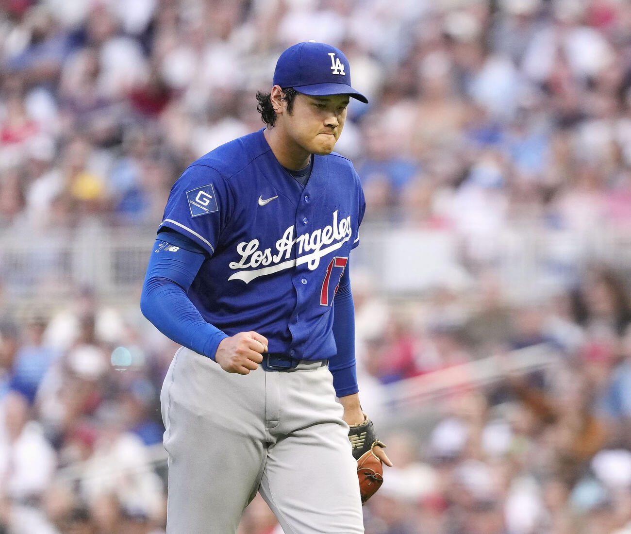 ツインズ戦の6回、ルイスを遊ゴロに打ち取り、ガッツポーズするドジャース・大谷＝ミネアポリス（共同）