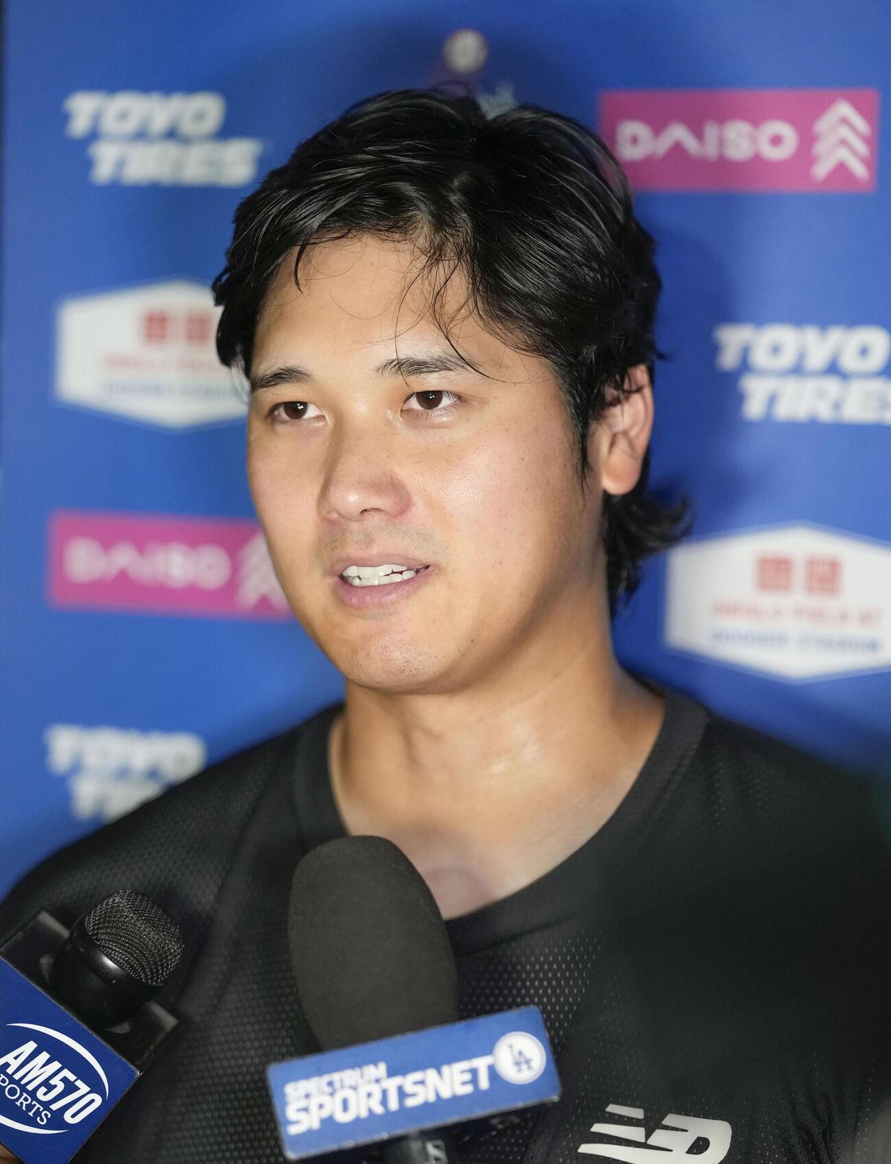 試合後、取材に応じる米大リーグ、ドジャースの大谷翔平選手。誕生した第2子が男児だったことを明らかにした（共同）