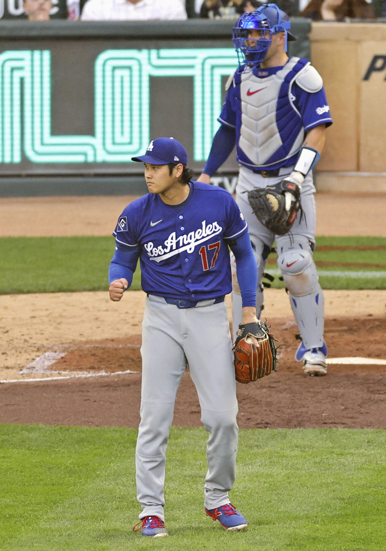 ツインズ戦の4回、クライドラーを遊ゴロに仕留め、ガッツポーズするドジャース・大谷＝ミネアポリス（共同）