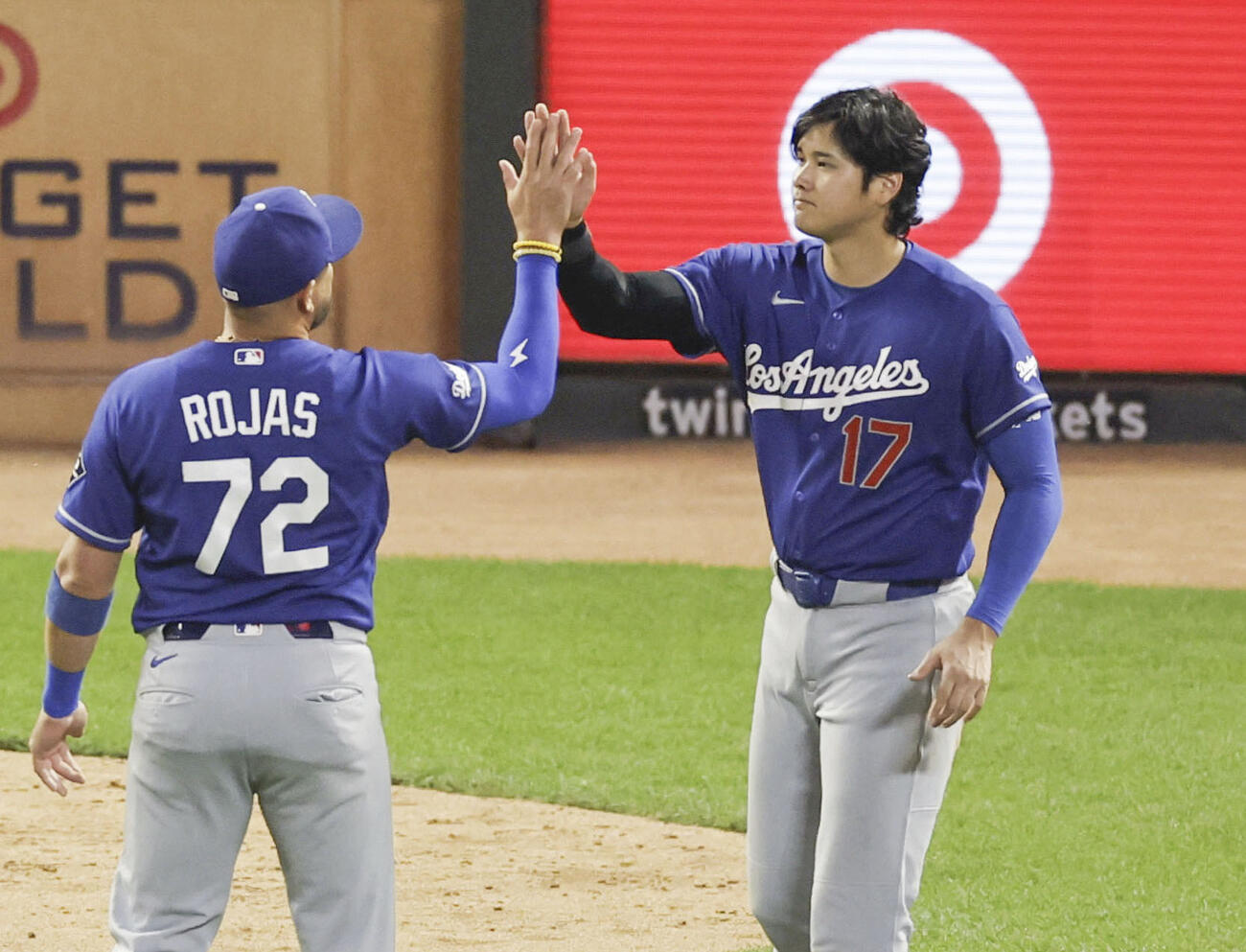 ツインズに勝利し、ロハス（左）とタッチを交わすドジャース・大谷＝ミネアポリス（共同）