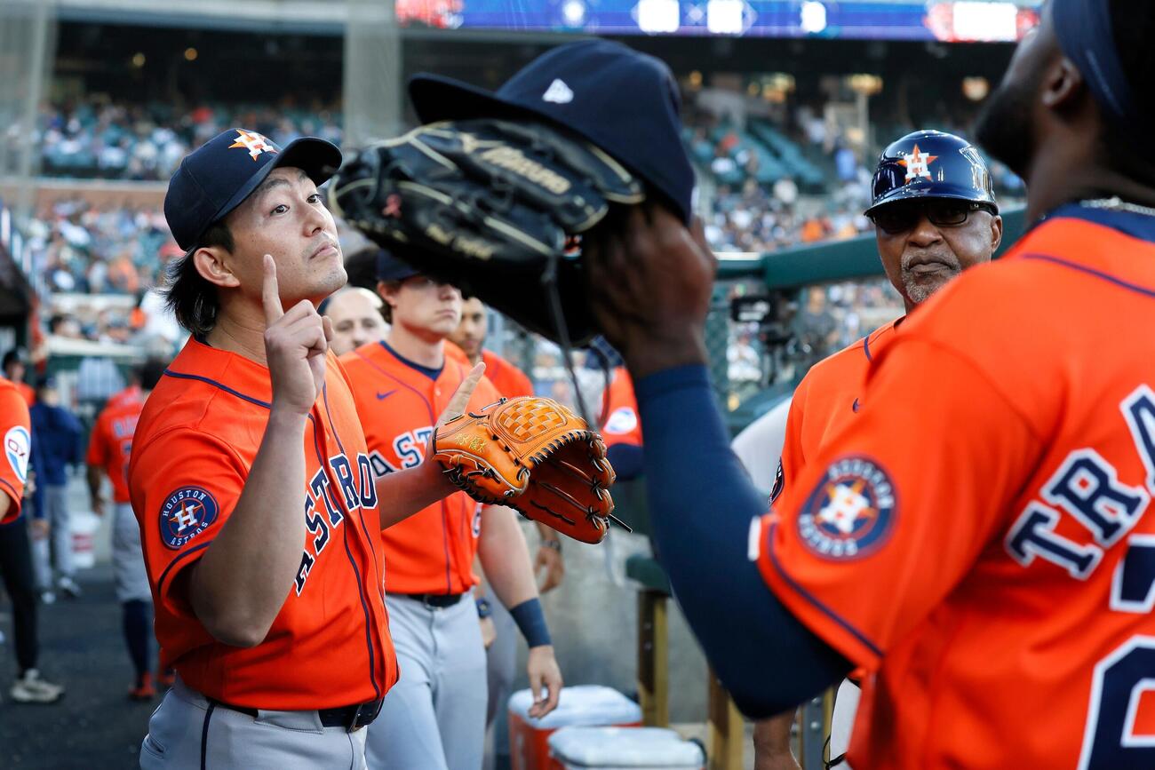 好投し、仲間とハイタッチする今井達也（AP)