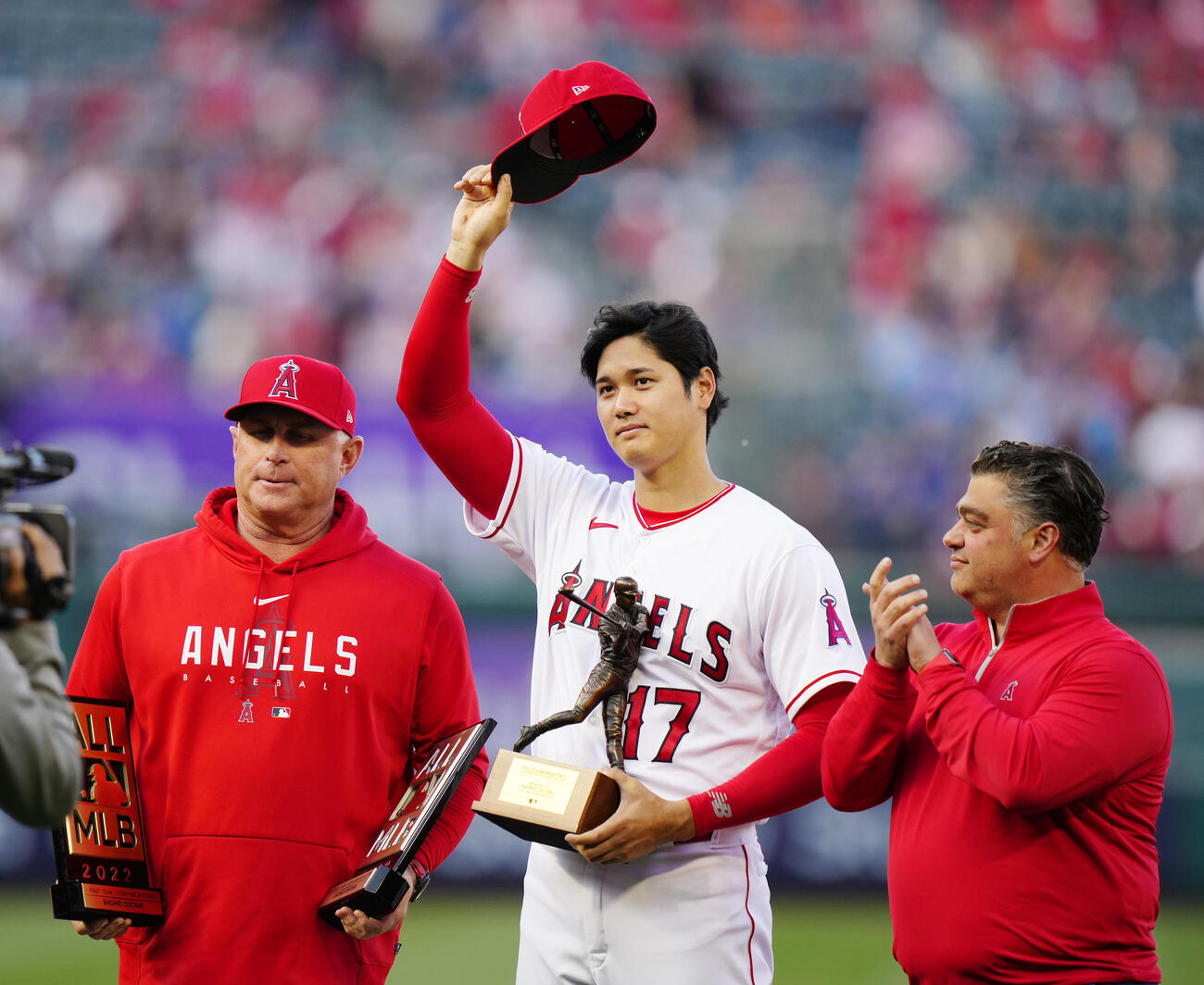 歓声に応えるエンゼルス大谷。右はミナシアンGM、左はネビン監督（2023年4月8日撮影）