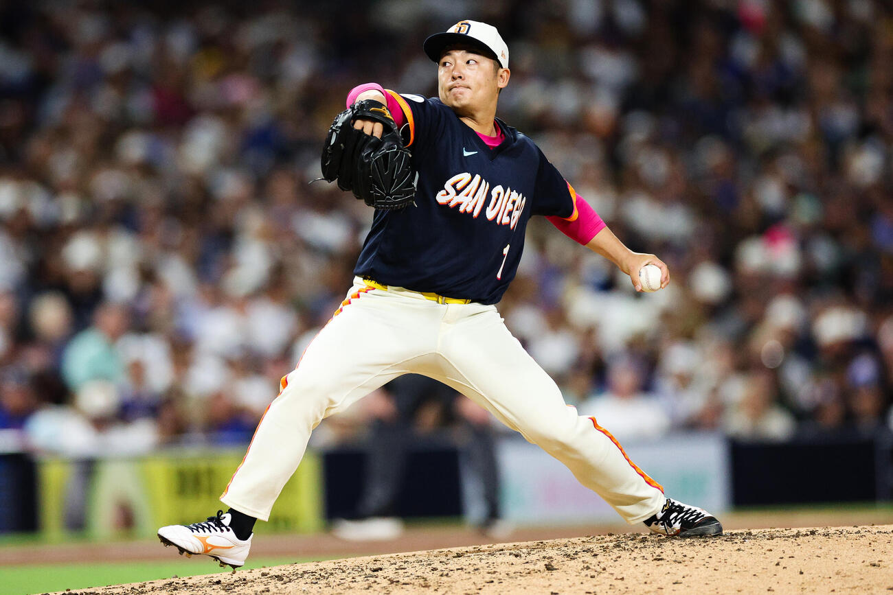 ドジャース戦で力投するパドレス松井（AP）