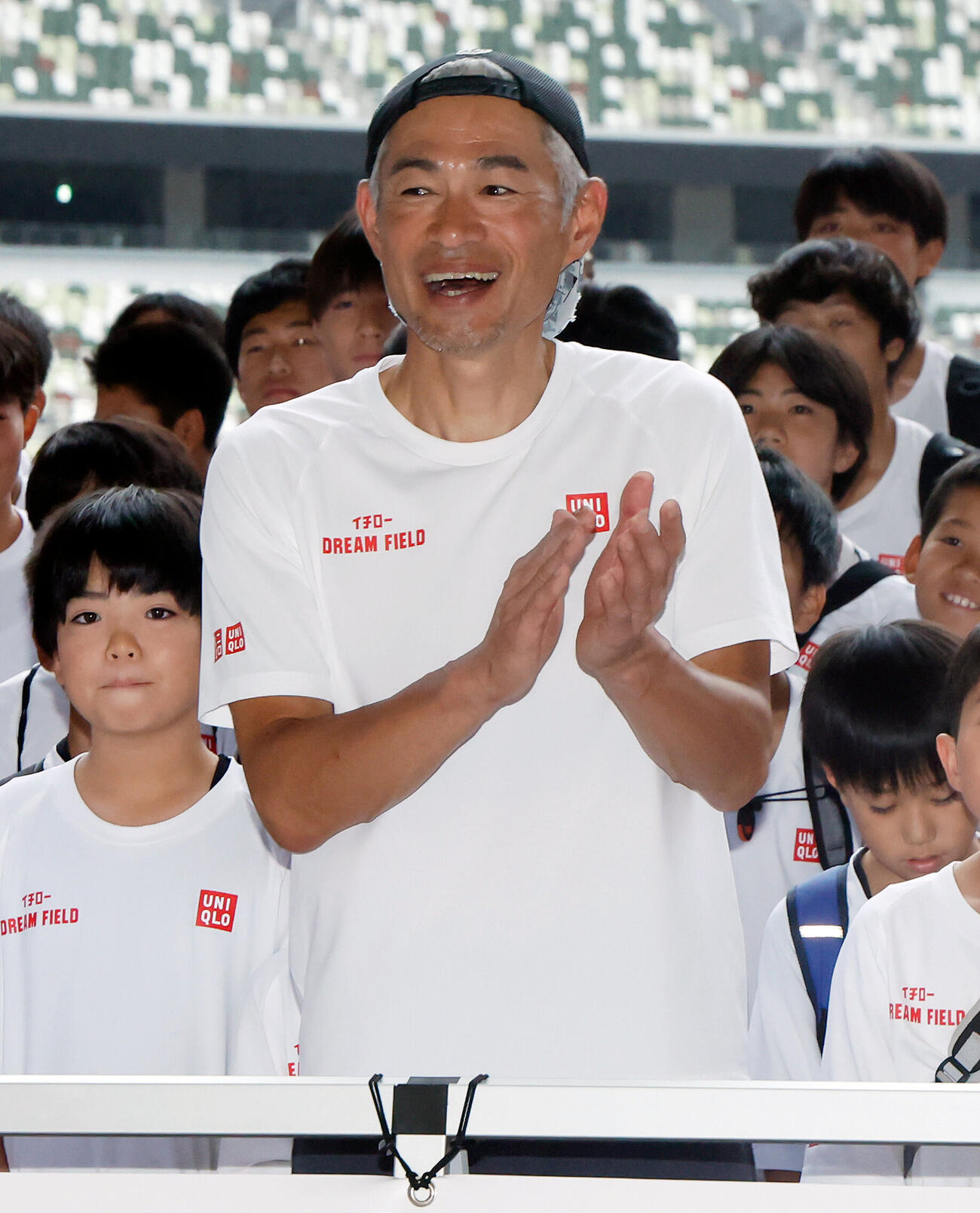 フォトセッションで笑顔を見せるイチロー氏（撮影・山本朝陽）