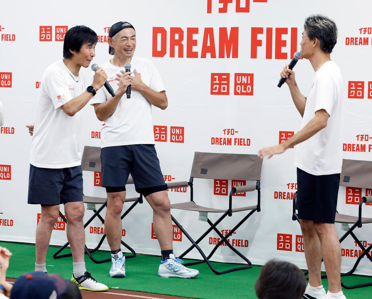 トークセッションで笑顔を見せる左から中山雅史氏、イチロー氏、末続慎吾（撮影・山本朝陽）
