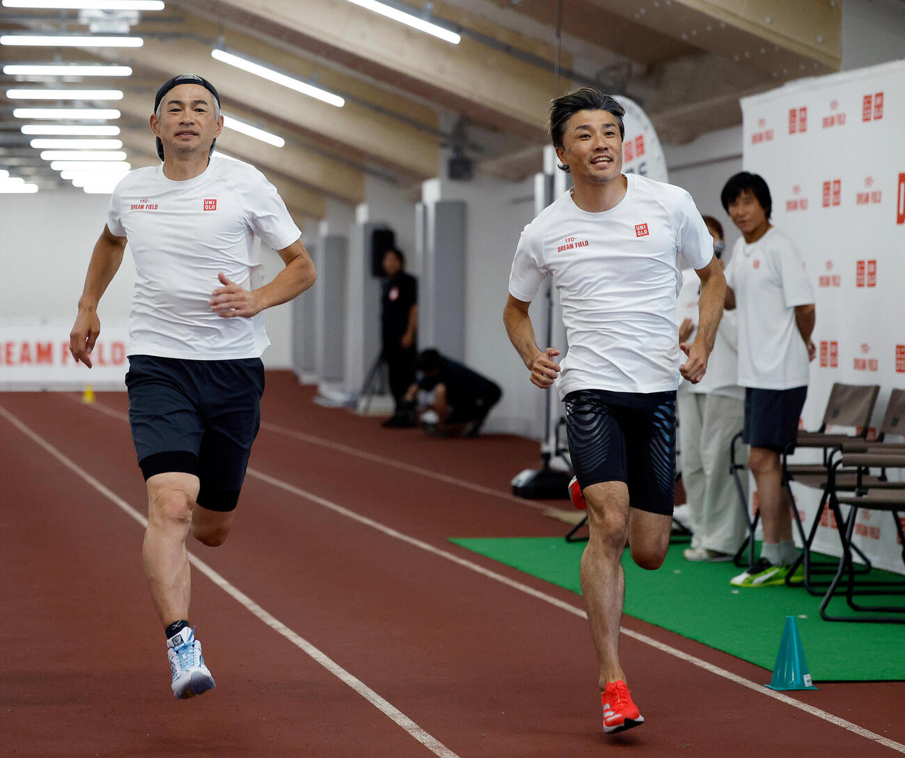 一緒に走るイチロー氏（左）と末続慎吾（撮影・山本朝陽）