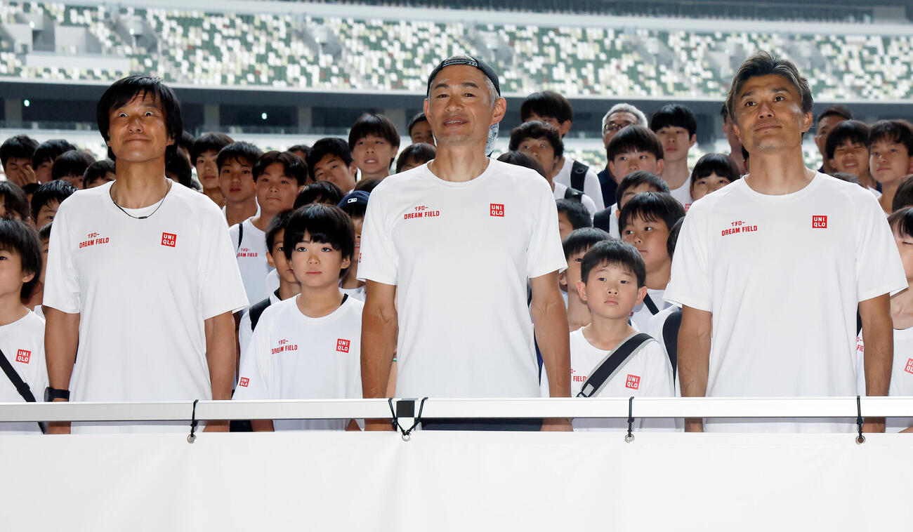 フォトセッションを行う、左から中山雅史氏、イチロー氏、末続慎吾（撮影・山本朝陽）