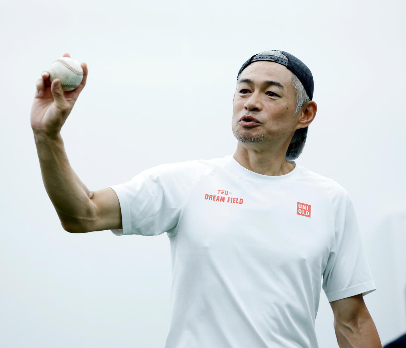 ボールの握り方を教えるイチロー氏（撮影・山本朝陽）