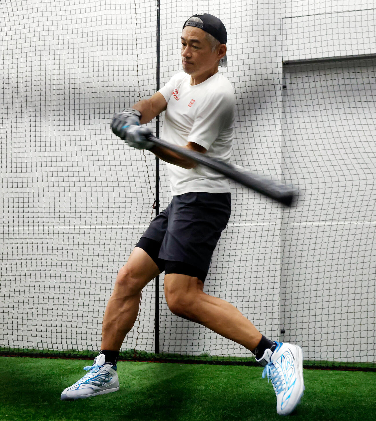ティーバッティングを実演するイチロー氏（撮影・山本朝陽）