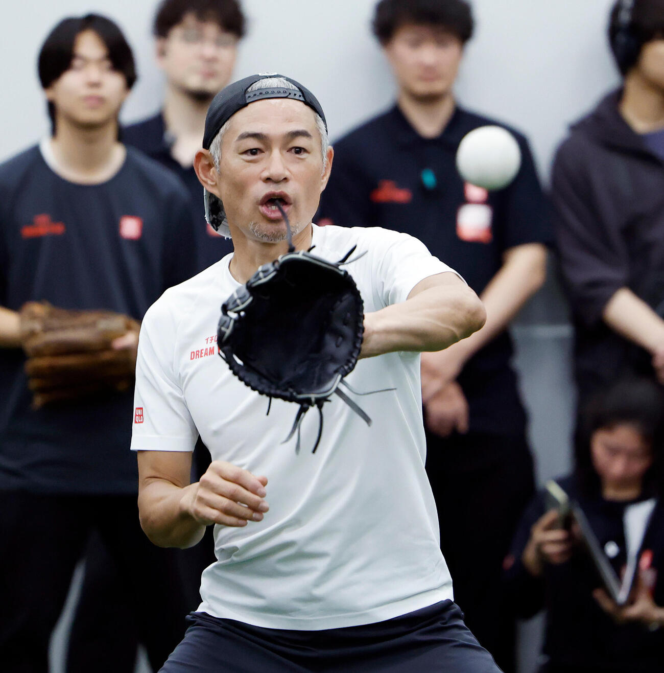 子どもたちとキャッチボールをするイチロー氏（撮影・山本朝陽）