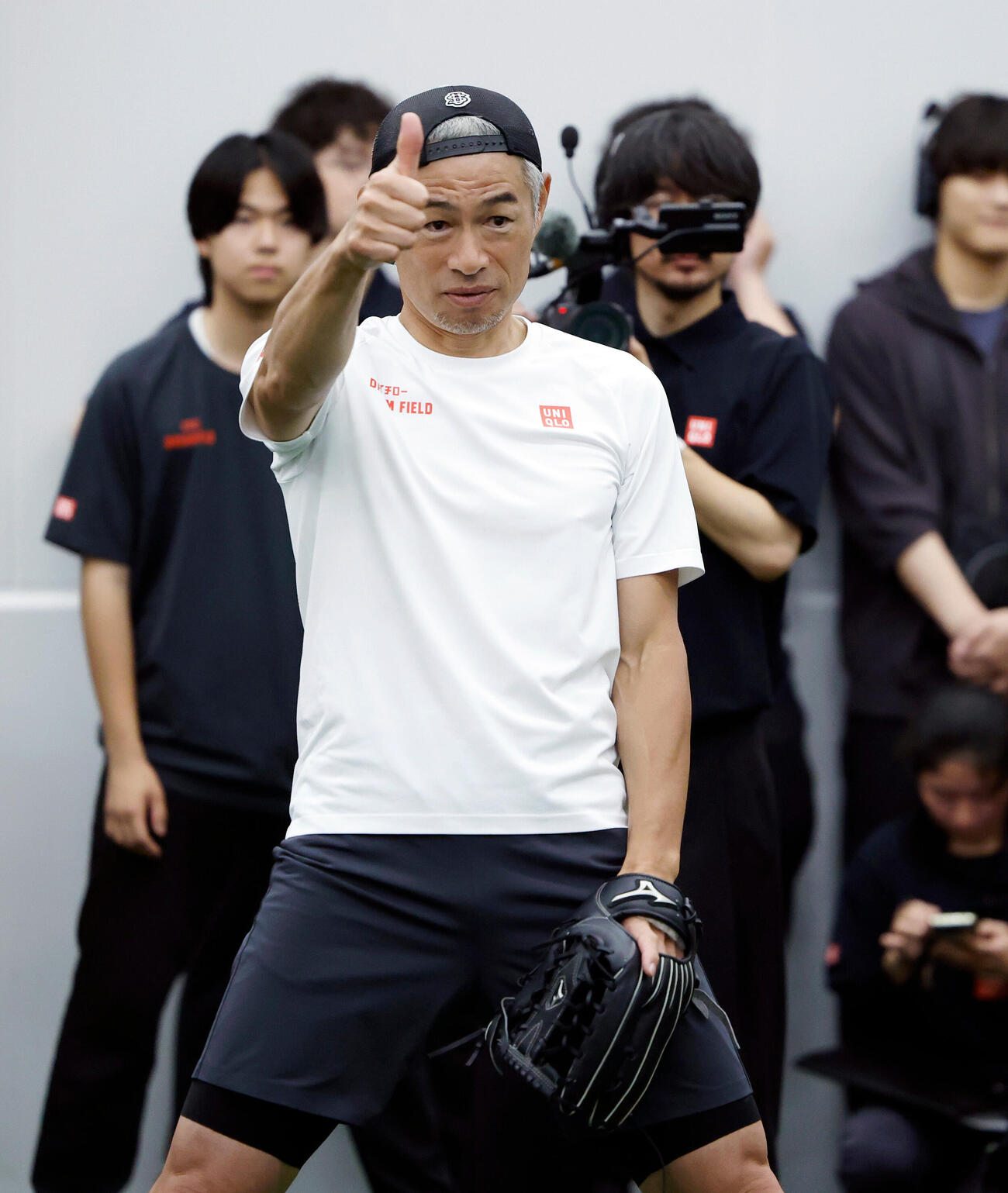 親指をあげ子どもたちを褒めるイチロー氏（撮影・山本朝陽）