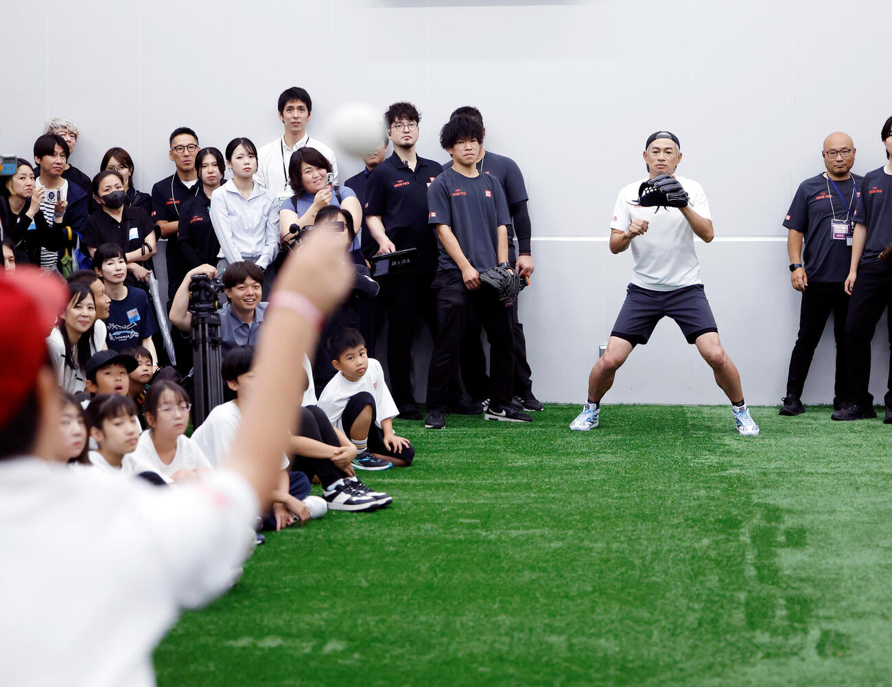 子どもたちとキャッチボールをするイチロー氏（撮影・山本朝陽）