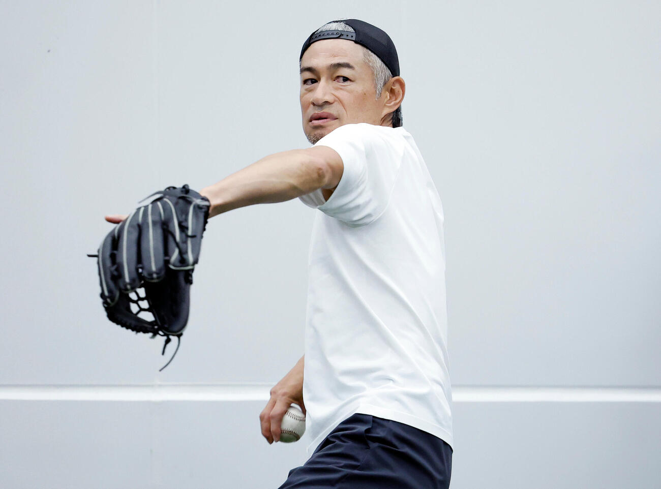キャッチボールを実演するイチロー氏（撮影・山本朝陽）
