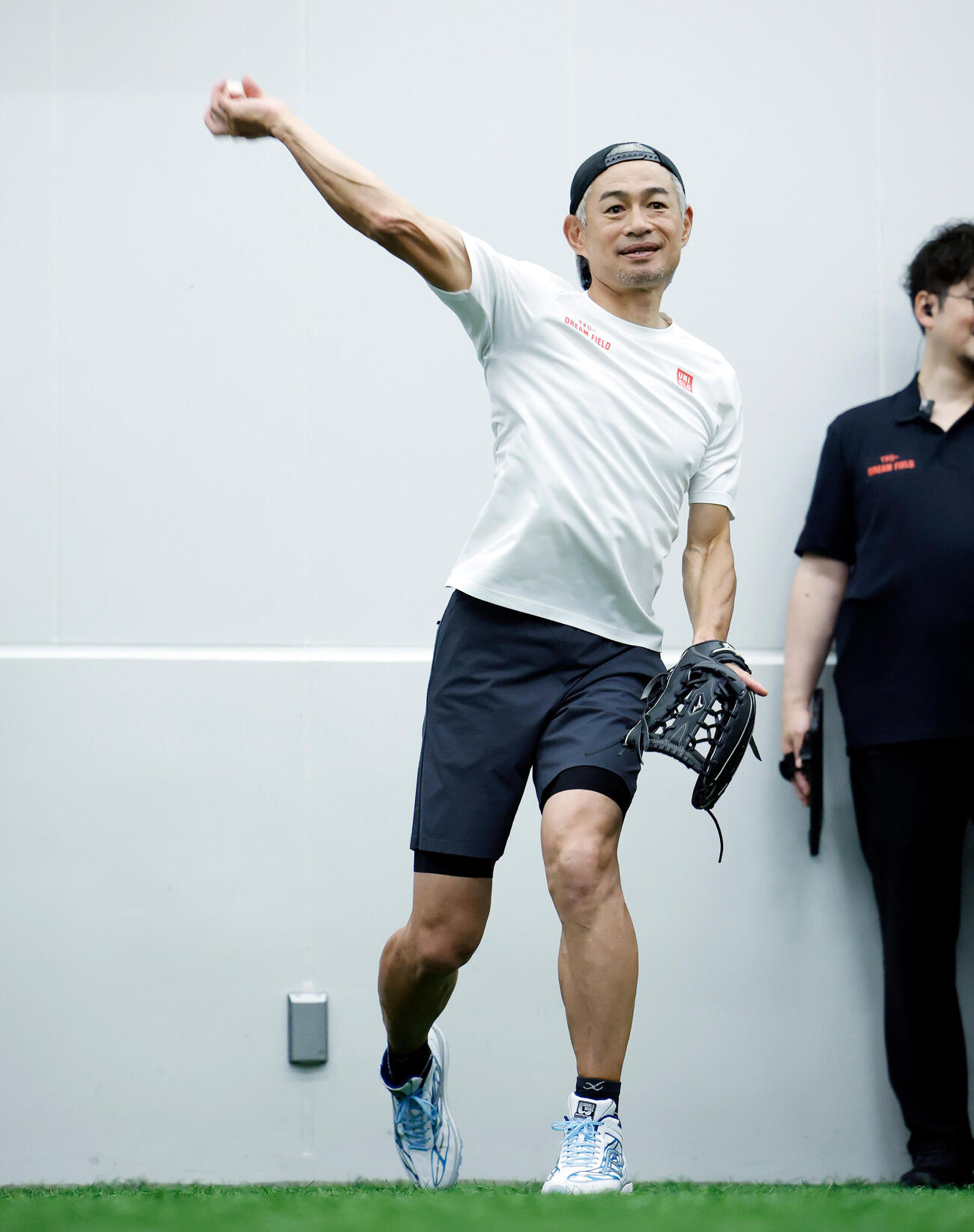 キャッチボールを実演するイチロー氏（撮影・山本朝陽）