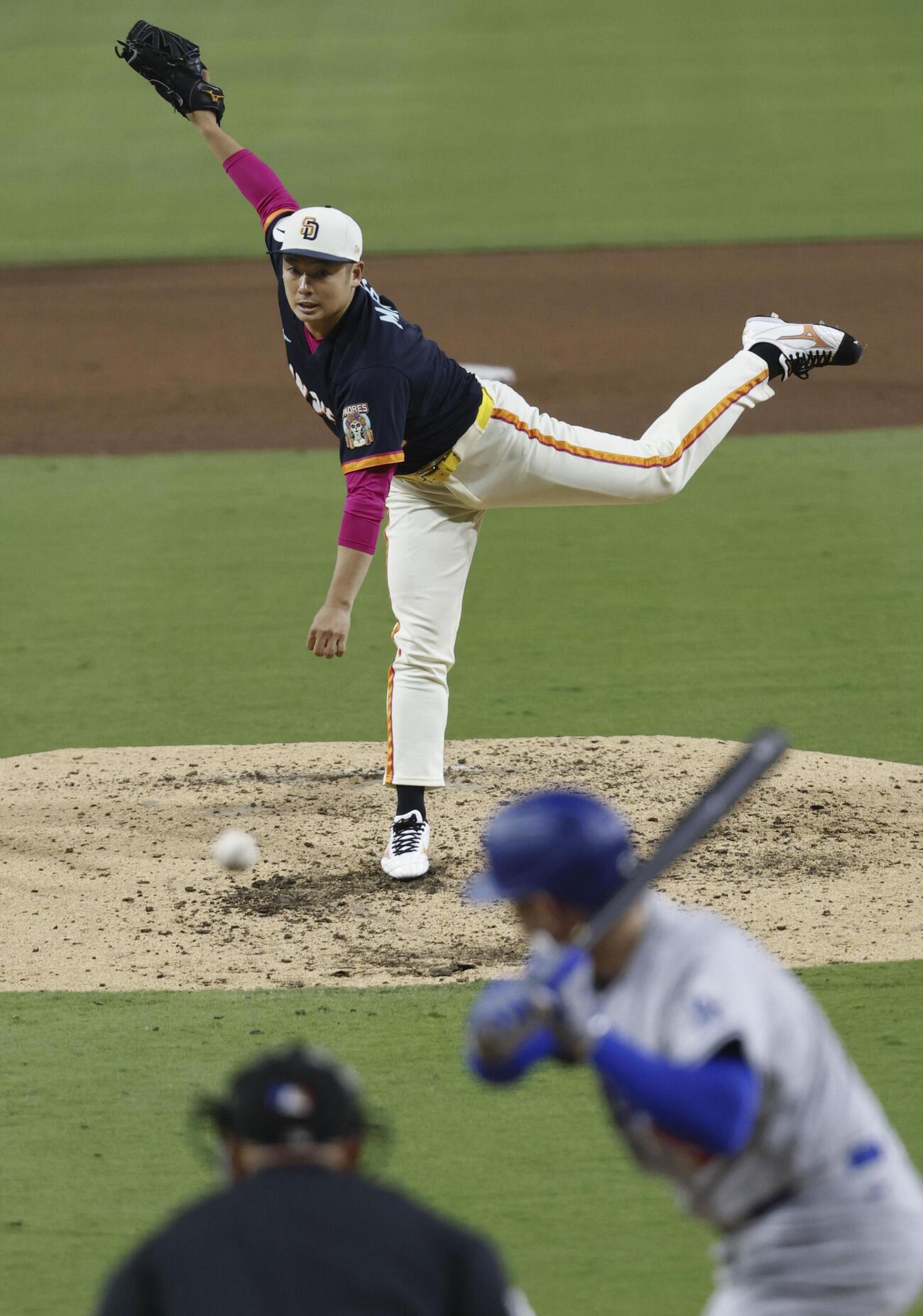 ドジャース戦の6回途中から登板し、2／3回を1安打無失点だったパドレス松井（共同）