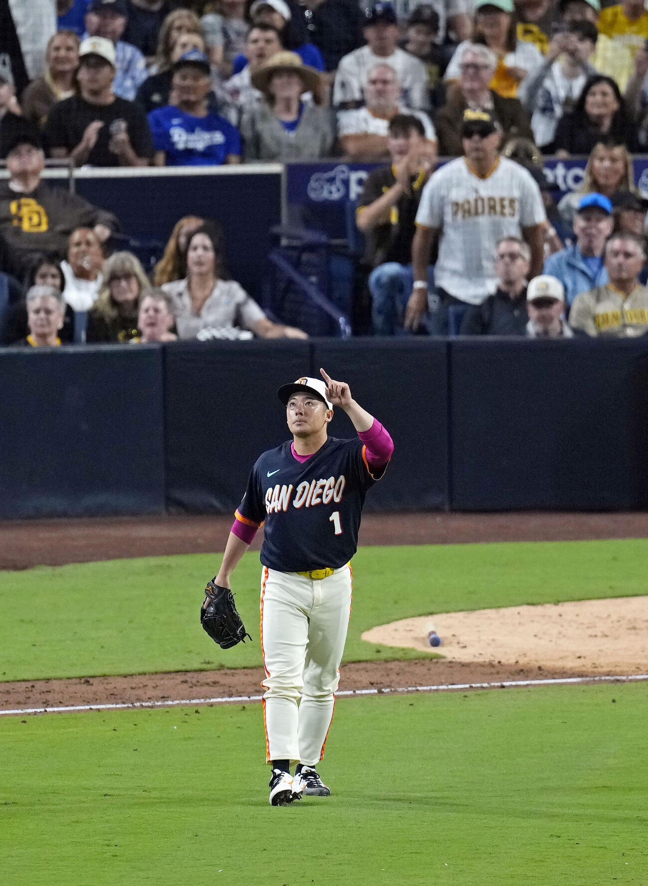 ドジャース戦の6回、2死満塁のピンチで、タッカーを中飛に打ち取ったパドレス・松井＝サンディエゴ（共同）