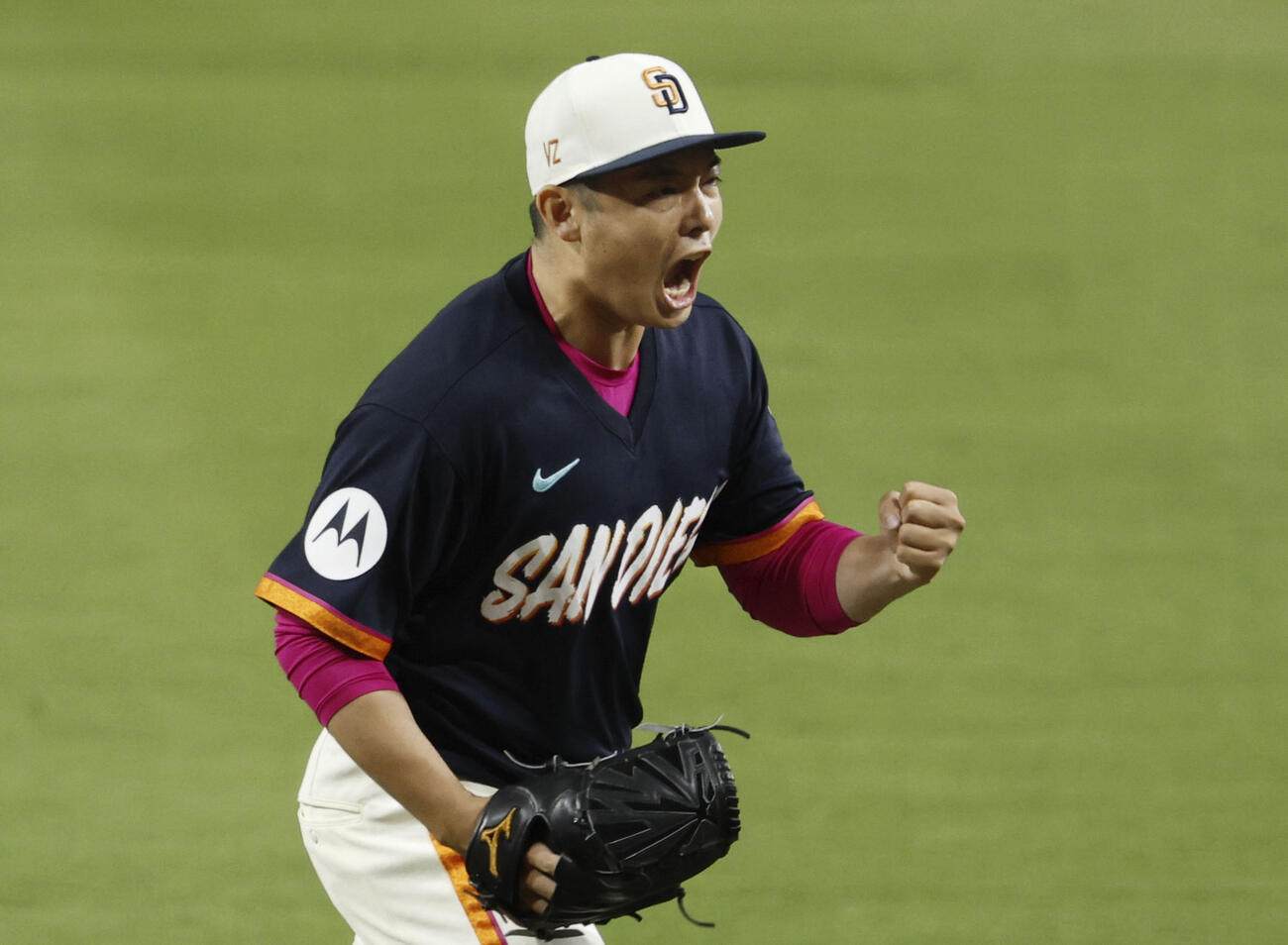 ドジャース戦の6回、2死満塁のピンチでタッカーを中飛に打ち取り、ガッツポーズでベンチに戻るパドレス松井（共同）