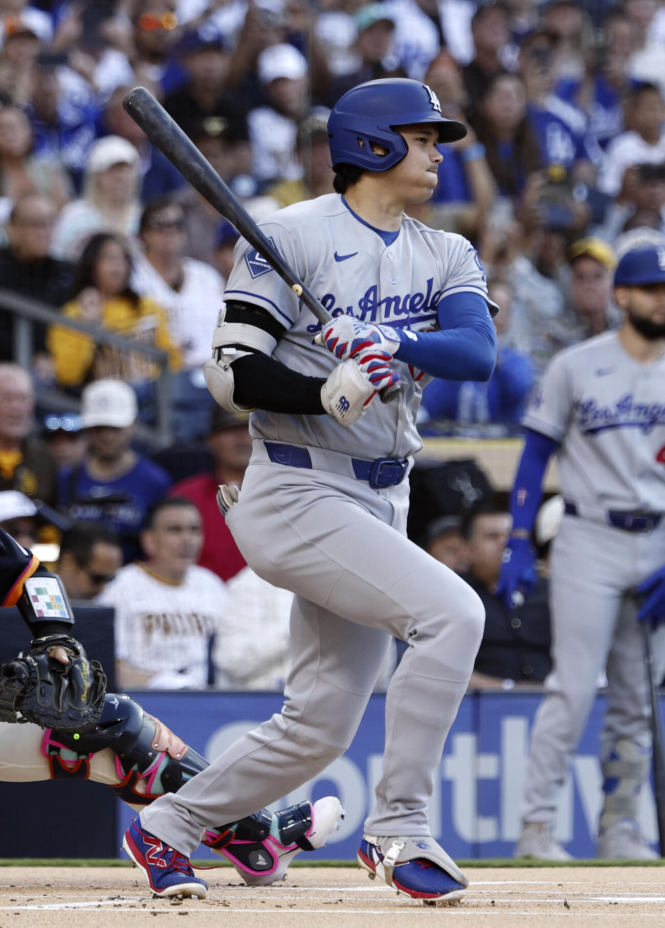 パドレス戦の1回、右前打を放つドジャース・大谷（共同）