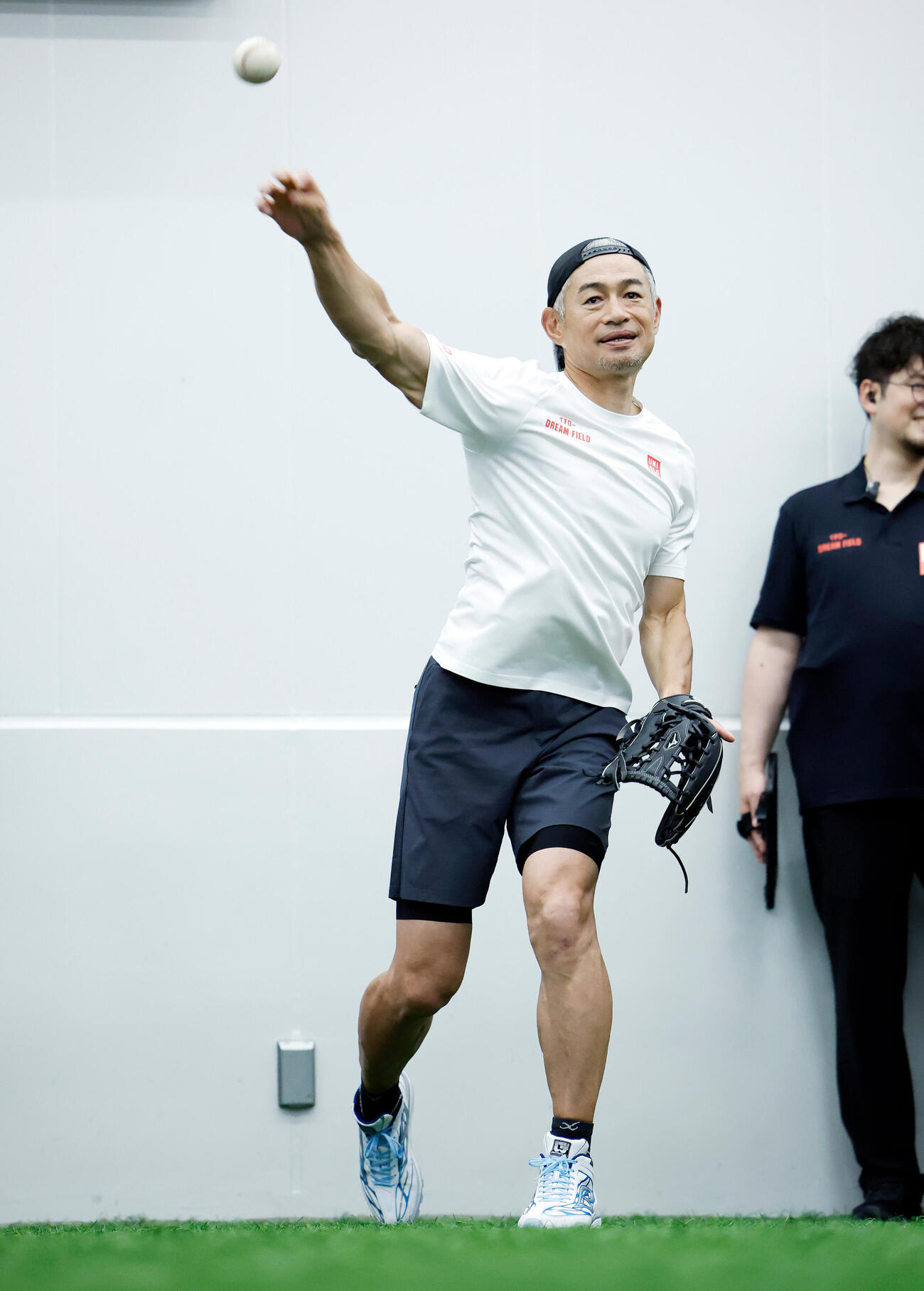 キャッチボールを実演するイチロー氏（撮影・山本朝陽）