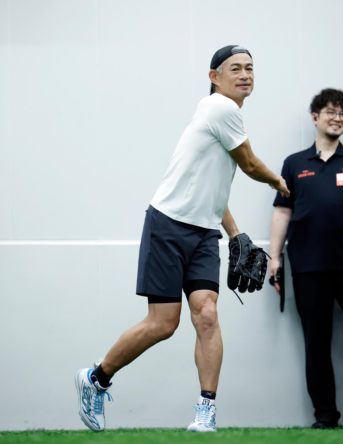 キャッチボールを実演するイチロー氏（撮影・山本朝陽）