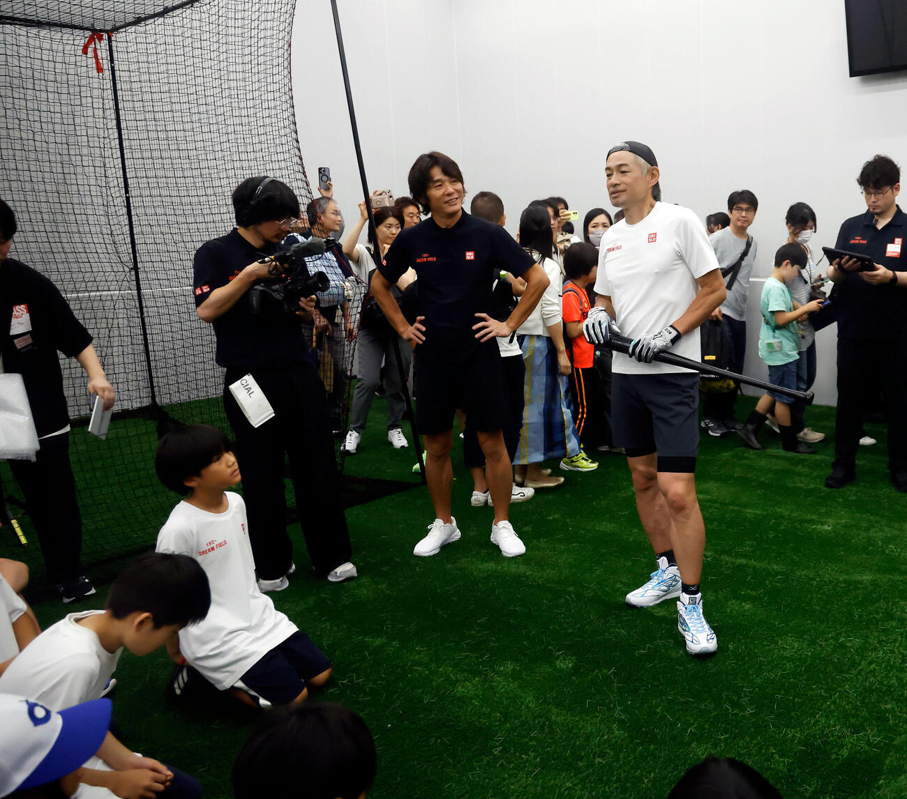 子どもたちに言葉をかけるイチロー氏（撮影・山本朝陽）