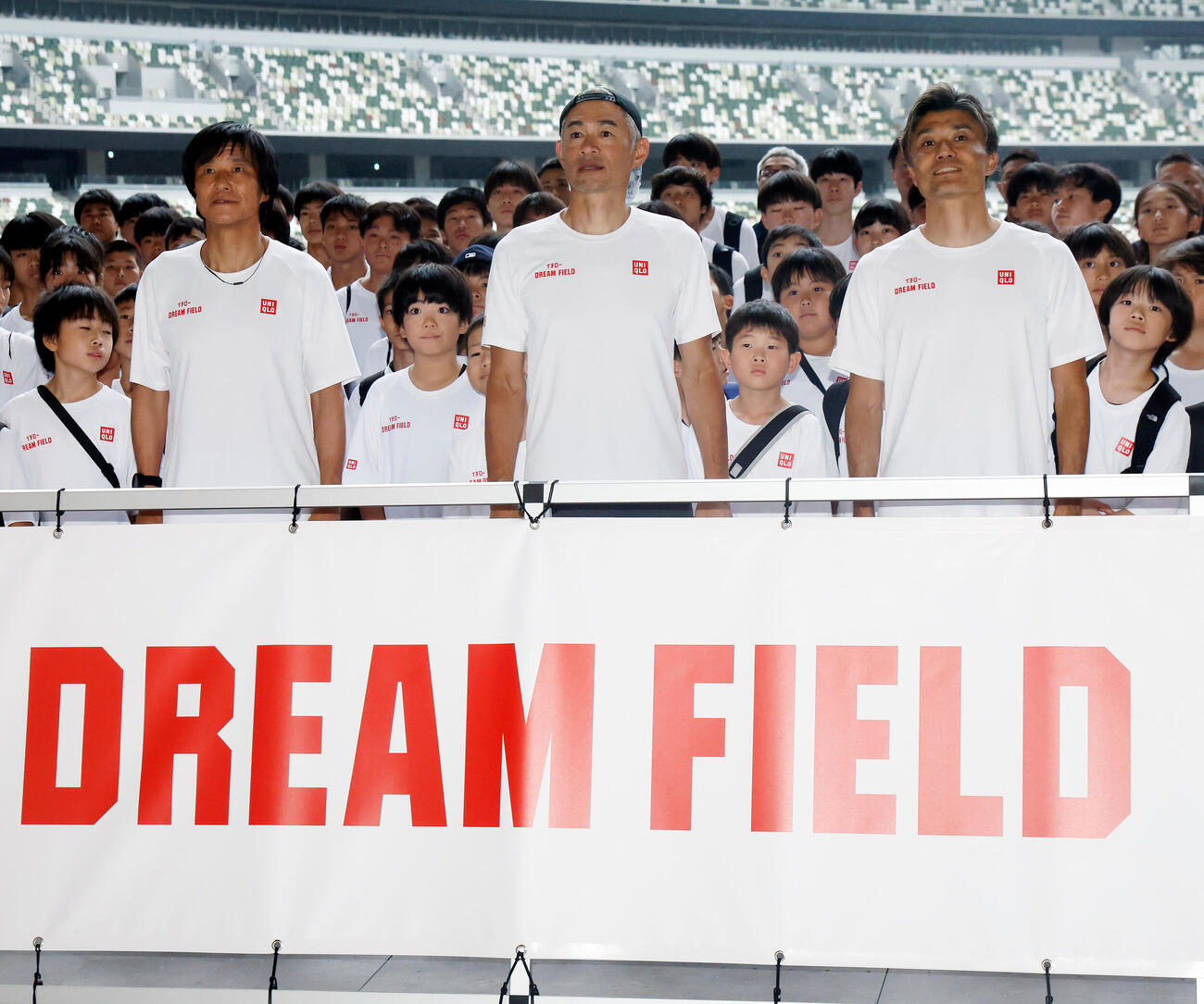 フォトセッションを行う、左から中山雅史氏、イチロー氏、末続慎吾（撮影・山本朝陽）