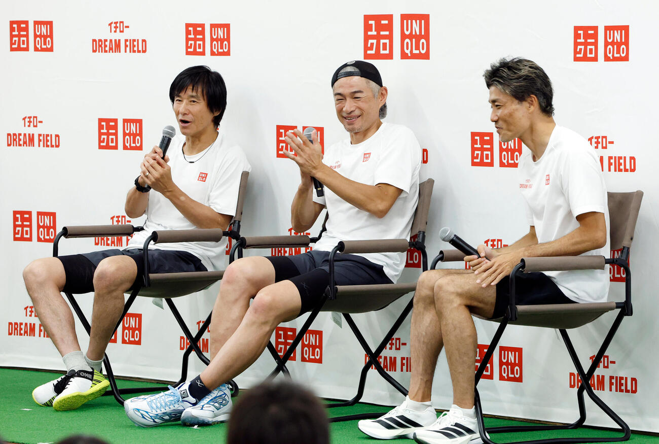トークセッションを行う左から中山雅史氏、イチロー氏、末続慎吾（撮影・山本朝陽）