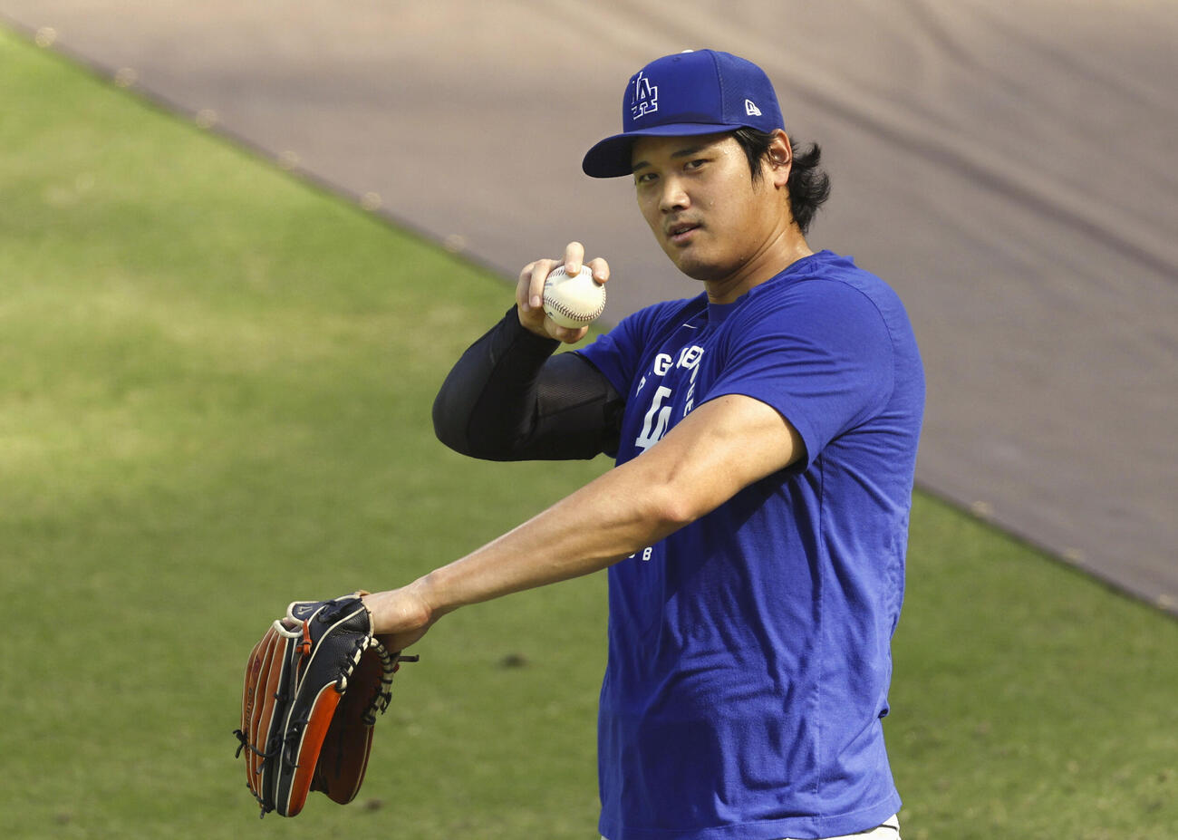 観客席のファンにボールを投げるドジャース・大谷＝サンディエゴ（共同）